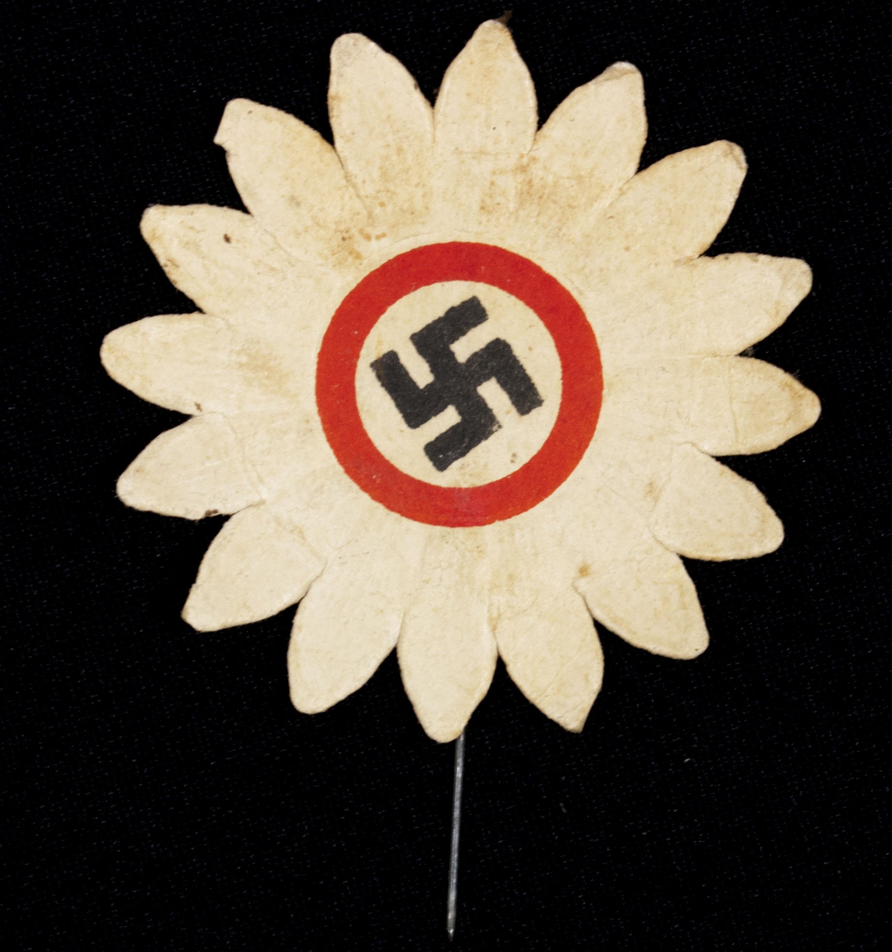 German WWII paper badge — image 2
