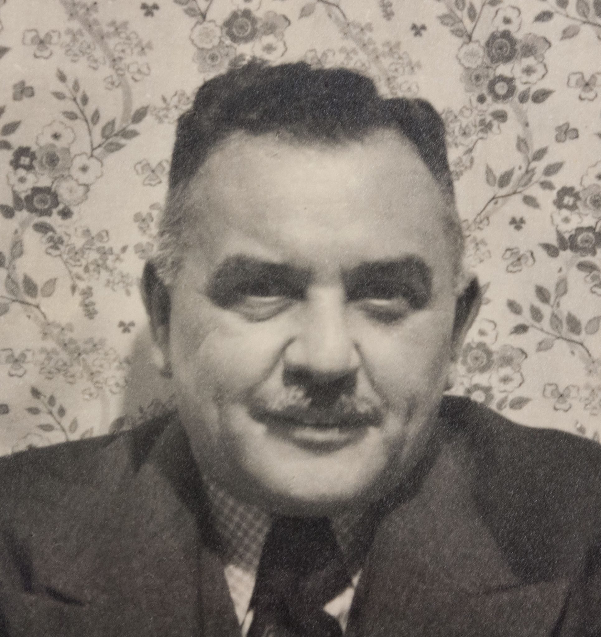 (Photo) NSDAP Parteiabzeichen/Partybadge in wear — image 2