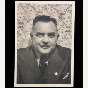 (Photo) NSDAP Parteiabzeichen/Partybadge in wear