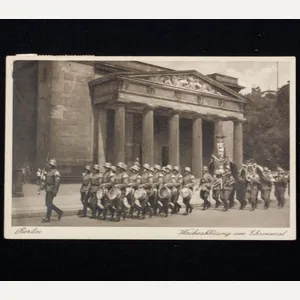 (Postcard) Berlin Wacheablösung am Ehrenmal