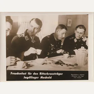 (Pressphoto) Freudenfest für den Rittekreuzträger Jagdflieger Machold (24x18cm)