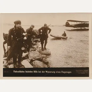 (Pressphoto) Flaksoldaten leisteten Hilfe bei der Wasserung eines Flugzeuges (24x18cm)