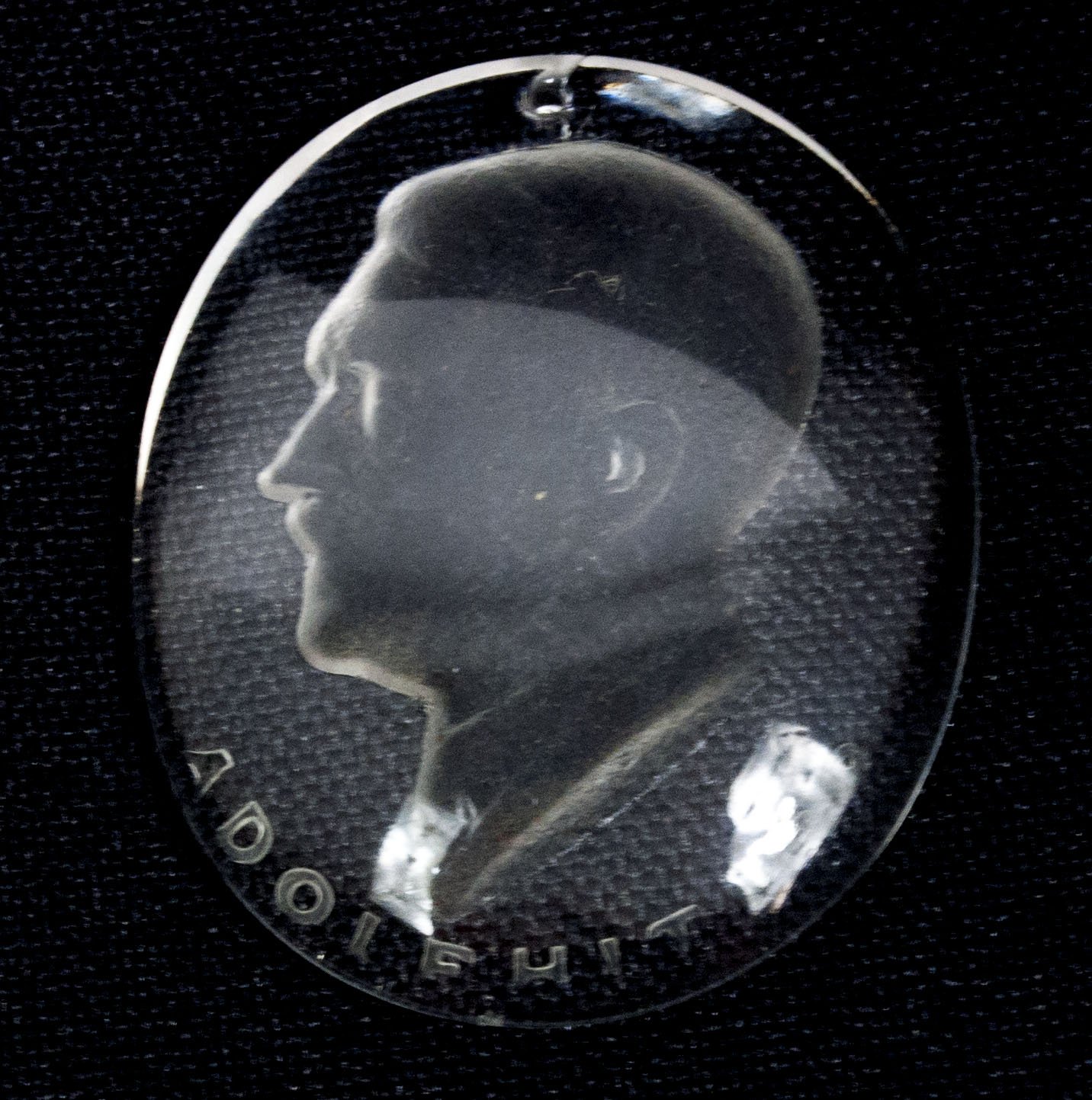 Adolf Hitler Winterhilfswerk (WHW) glass hanger + bag — image 2