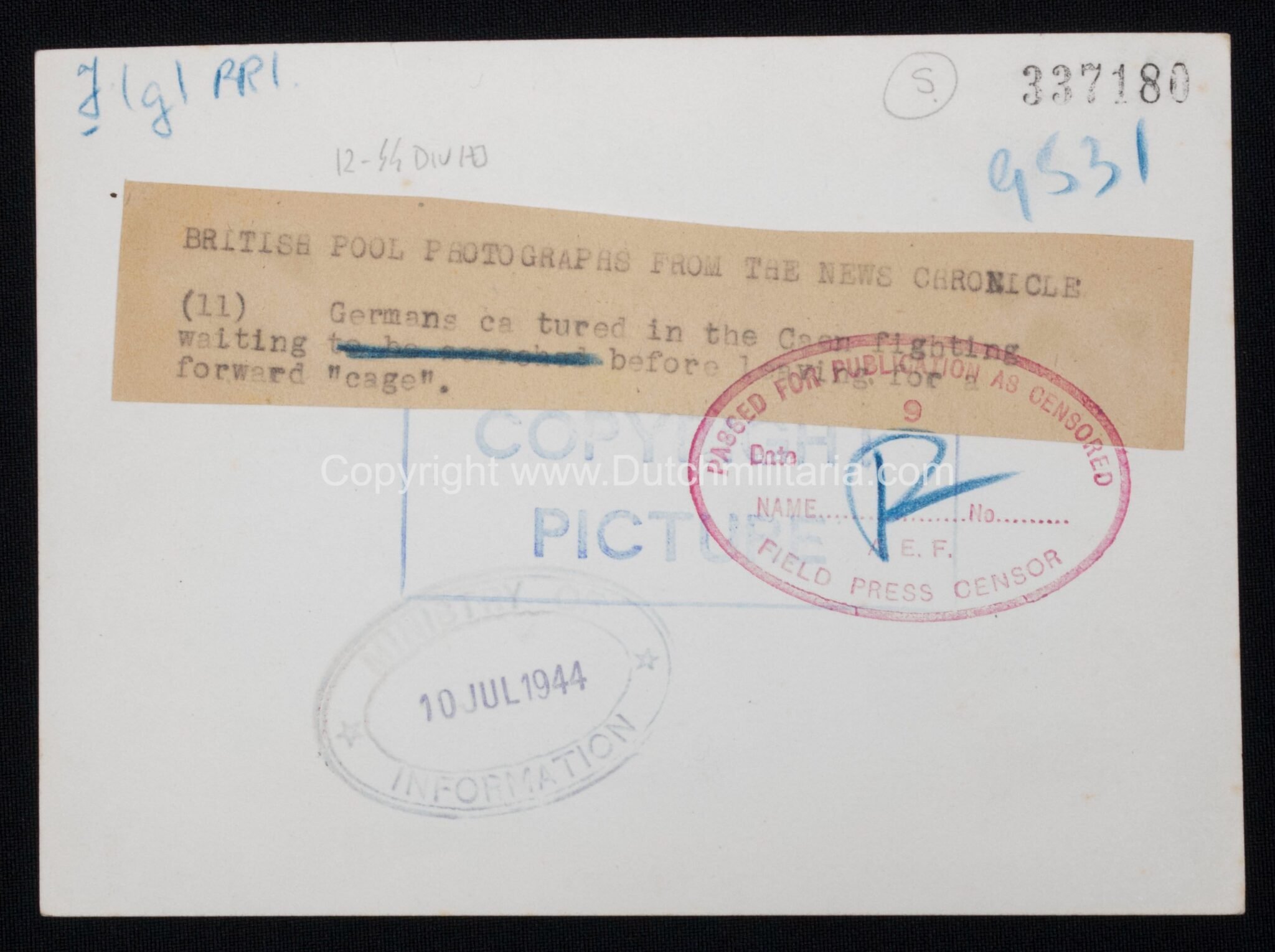 (Pressphoto) Captured Normandy 12.SS-Panzer-Division 'Hitlerjugend' members (16,5 x 12 cm) showing a SS smock in palmen camo- very rare — image 2