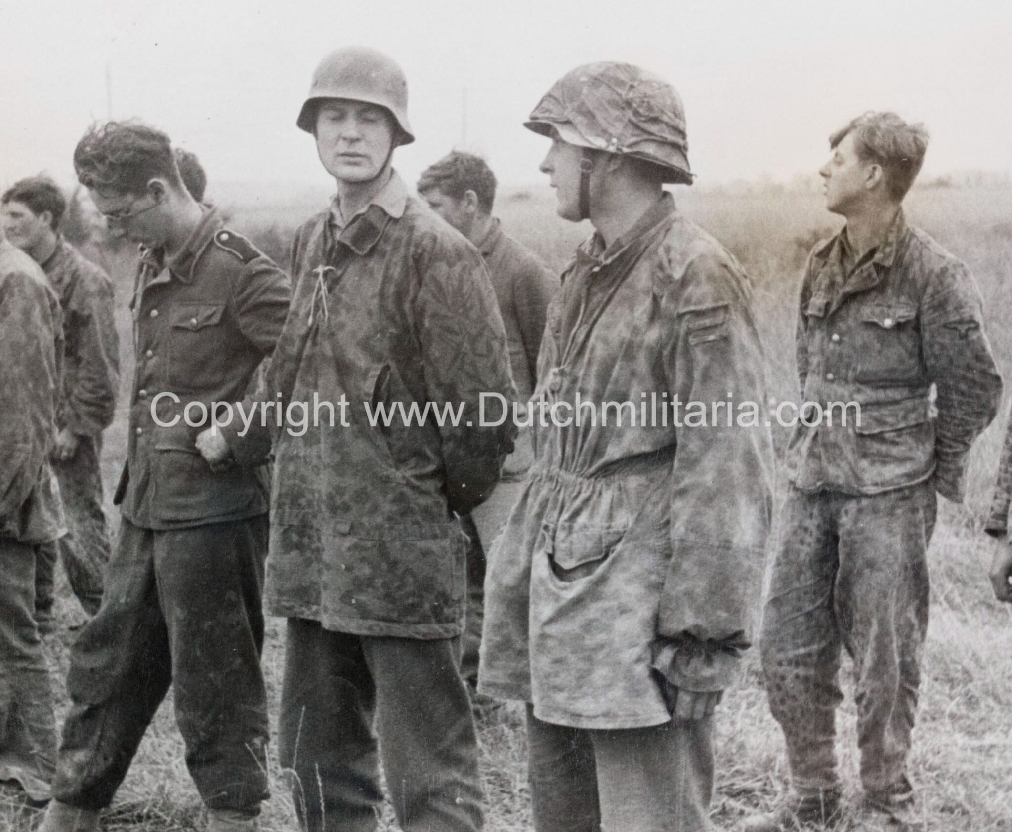 (Pressphoto) Captured Normandy 12.SS-Panzer-Division 'Hitlerjugend' members (16,5 x 12 cm) showing a SS smock in palmen camo- very rare — image 3