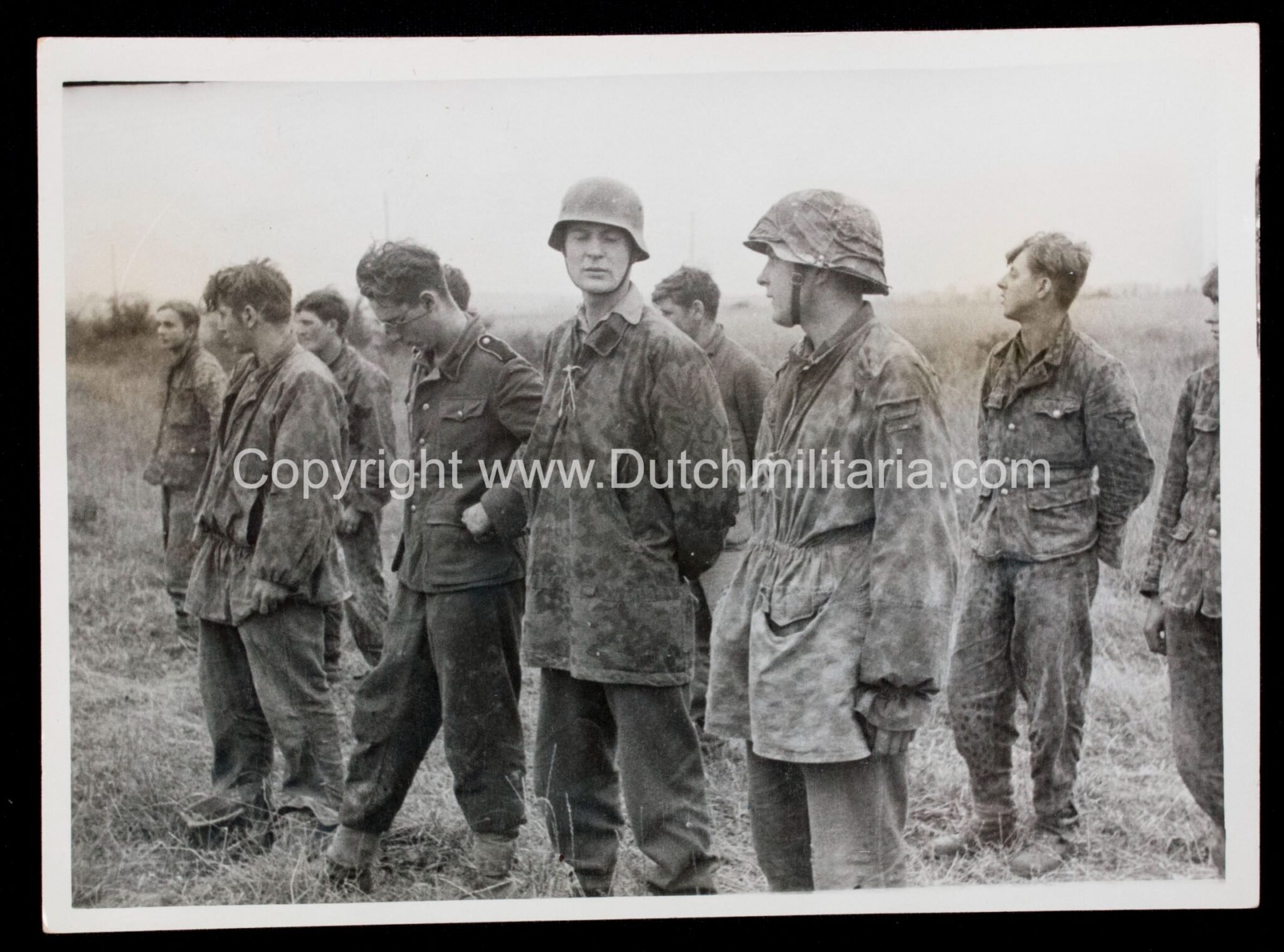 (Pressphoto) Captured Normandy 12.SS-Panzer-Division 'Hitlerjugend' members (16,5 x 12 cm) showing a SS smock in palmen camo- very rare — image 4