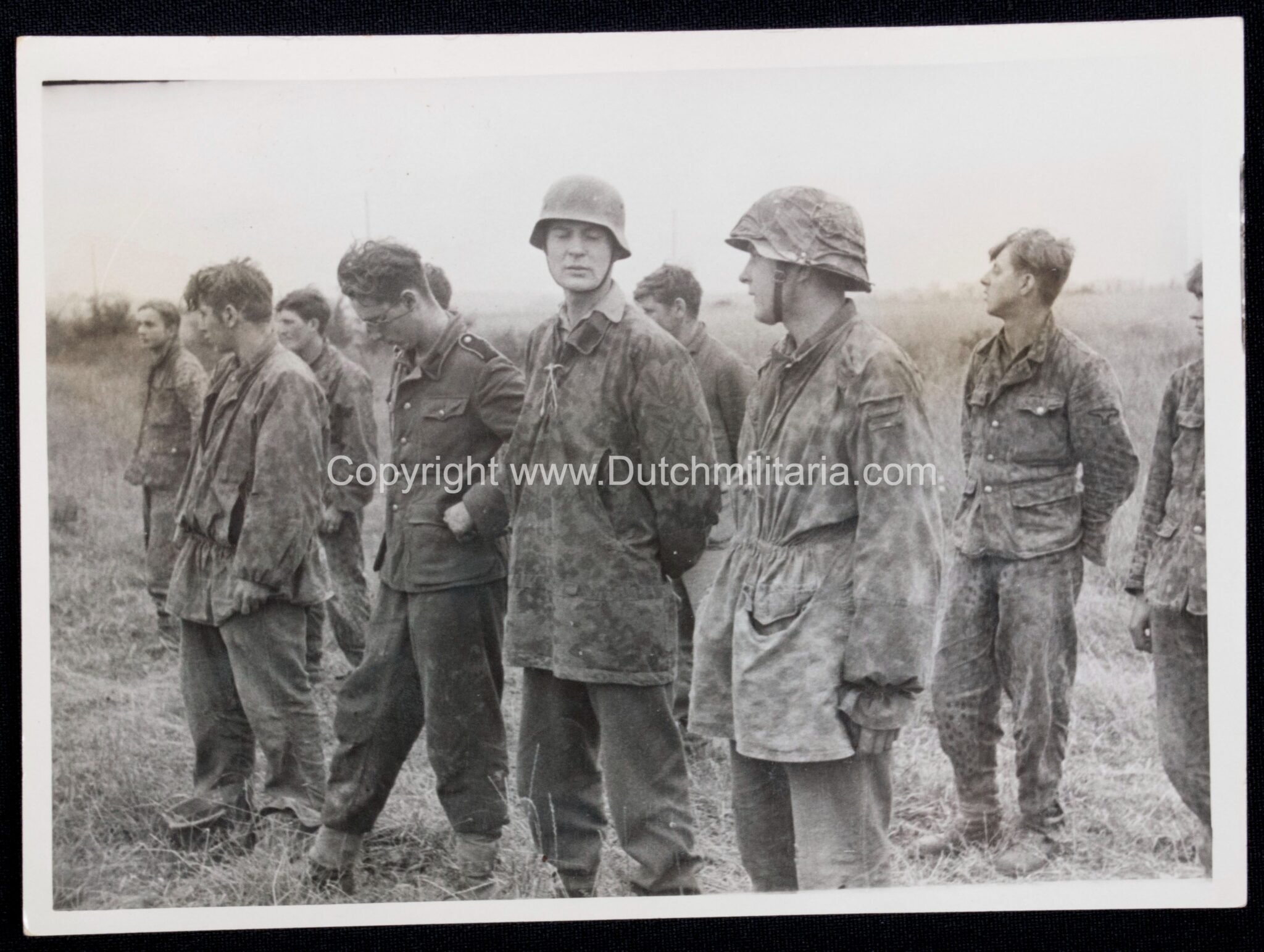 (Pressphoto) Captured Normandy 12.SS-Panzer-Division 'Hitlerjugend' members (16,5 x 12 cm) showing a SS smock in palmen camo- very rare — image 5