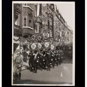 (Pressphoto) Marsch with Deutschland Erwache Standarten (24 x 18 cm) …