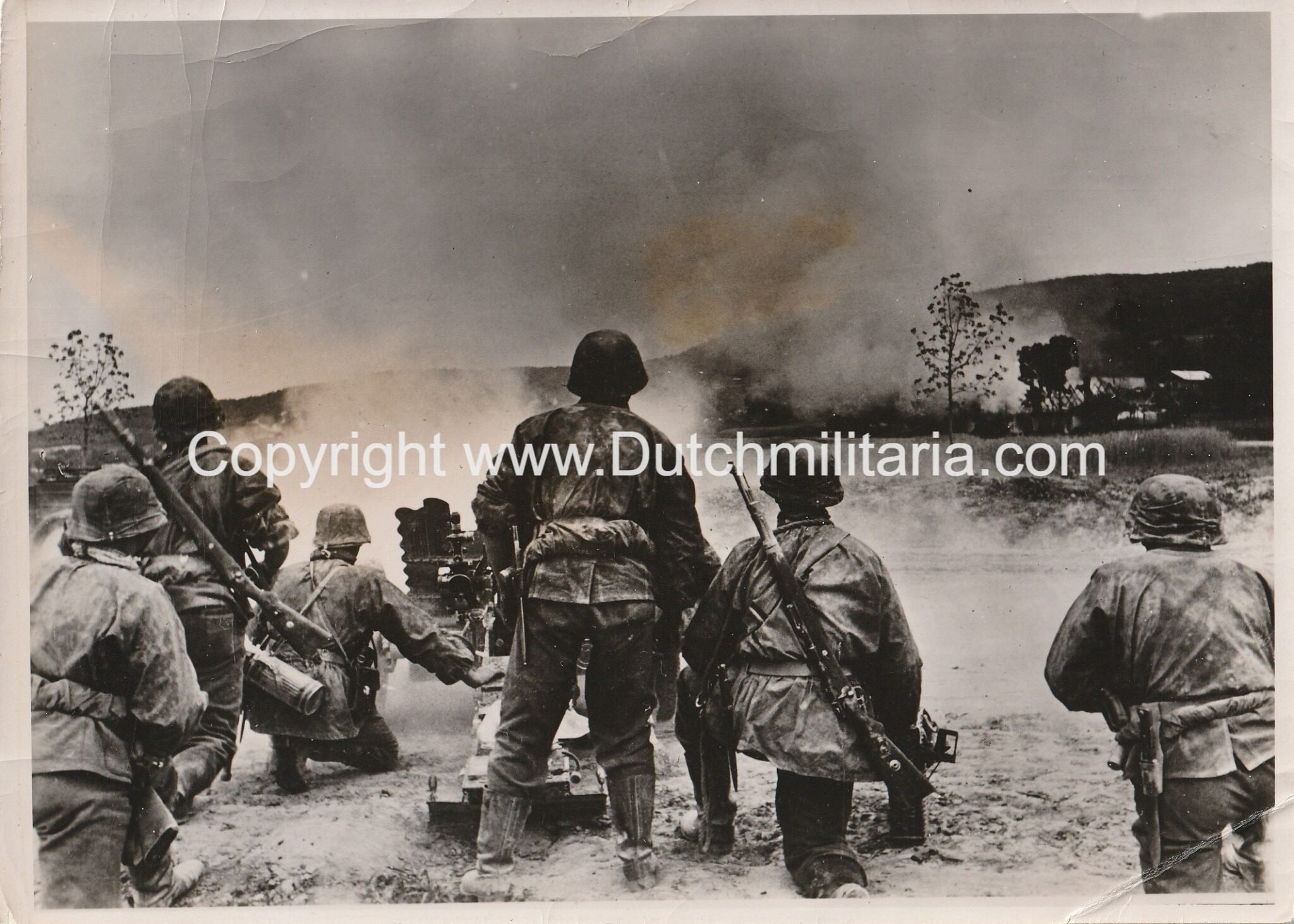 (Pressphoto) SS 'Ein Dorf mit Heckenschützen wird in Brand geschossen' (18,5 x 13 cm) (1941) – rare — image 2