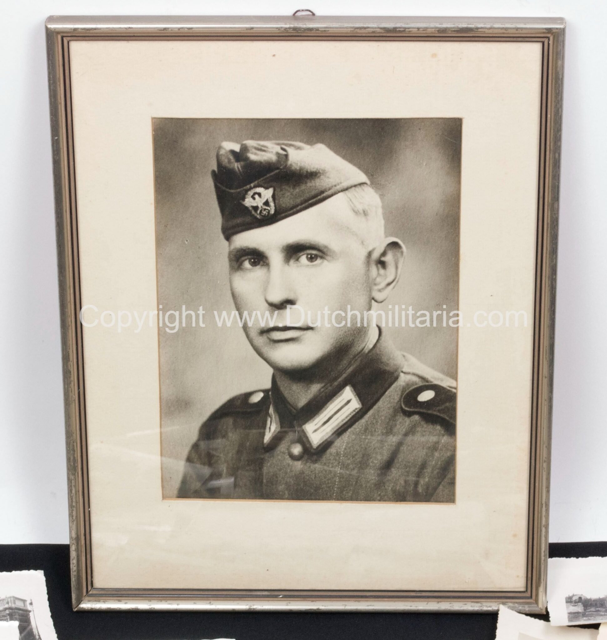 (Grouping) 4./SS-Pol. I.R.3 large portrait, Bescheinigung + 180 photo's + Polizei Mützenabzeichen (1941) — image 2