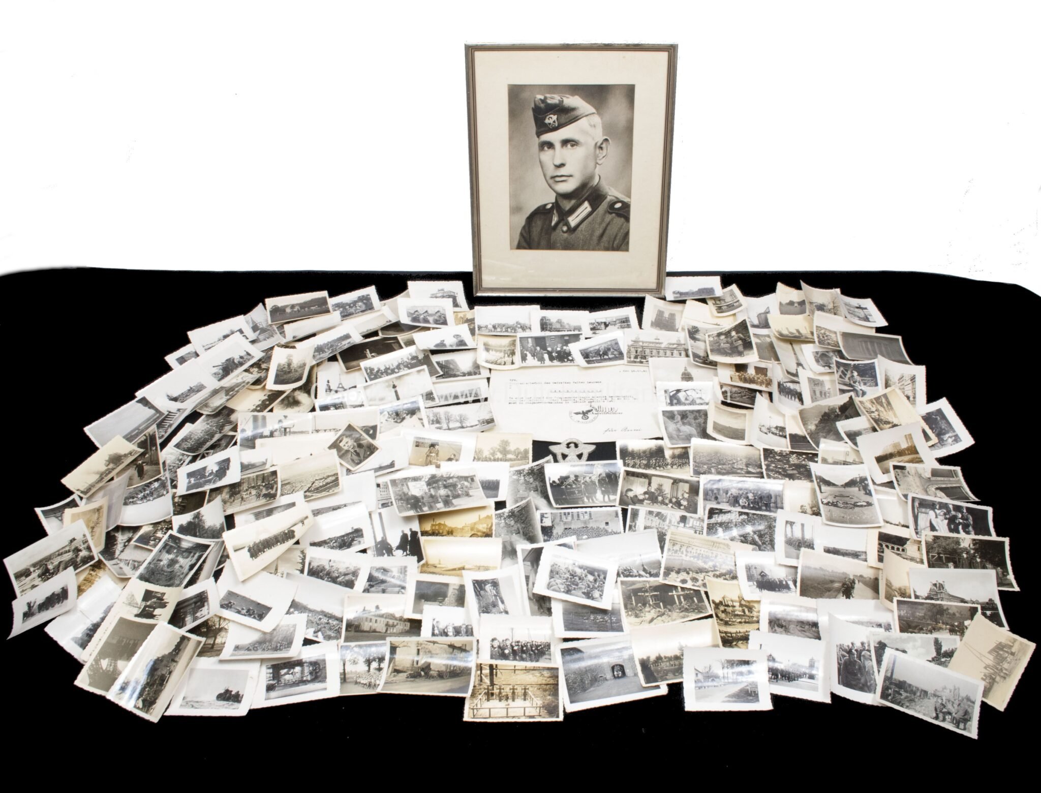 (Grouping) 4./SS-Pol. I.R.3 large portrait, Bescheinigung + 180 photo's + Polizei Mützenabzeichen (1941) — image 3