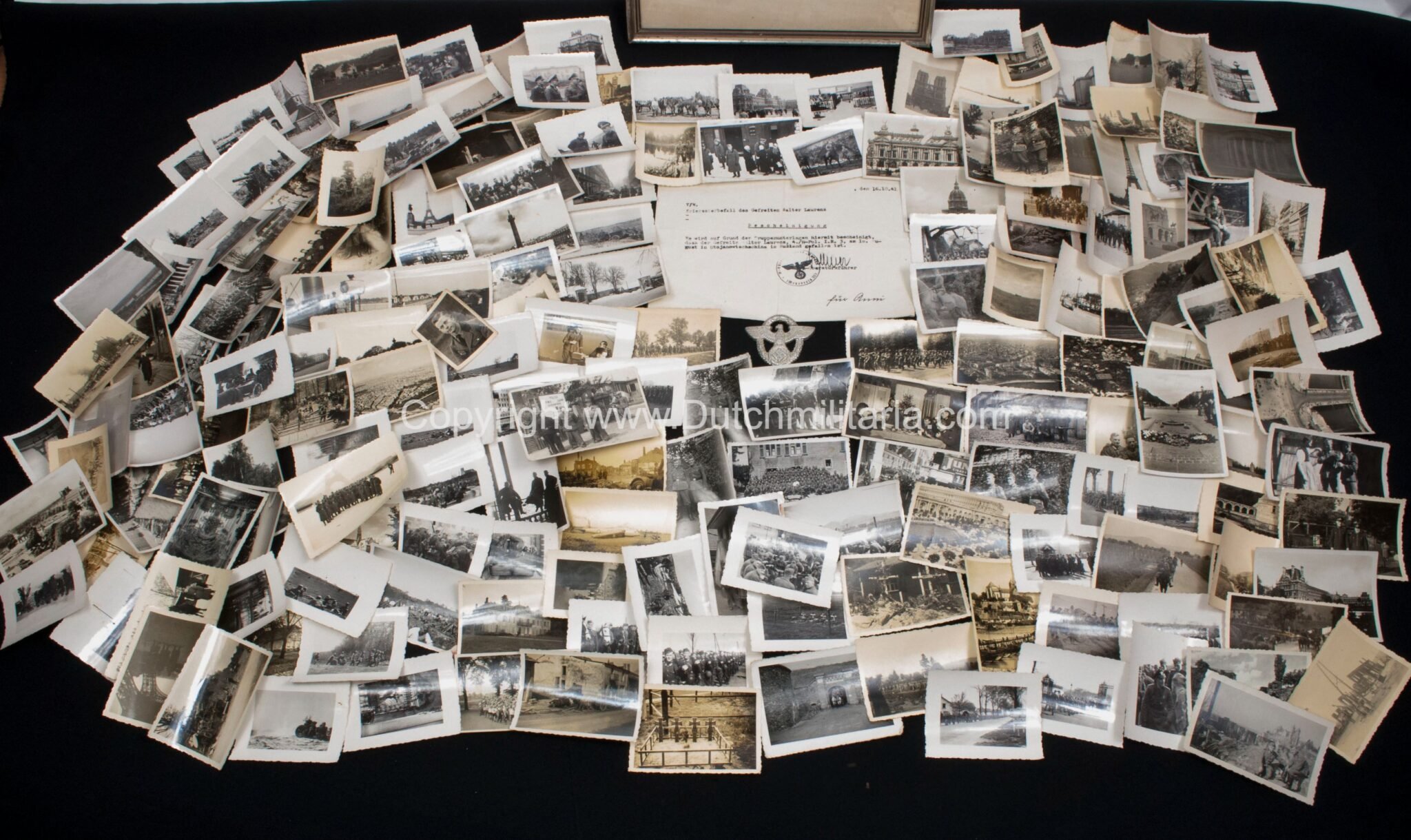 (Grouping) 4./SS-Pol. I.R.3 large portrait, Bescheinigung + 180 photo's + Polizei Mützenabzeichen (1941) — image 4