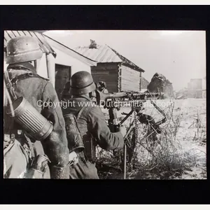 (Pressphoto) 'Deutsche Machinegewehre ziegeln eine Einbruchstelle der Sowjets ab' (large …