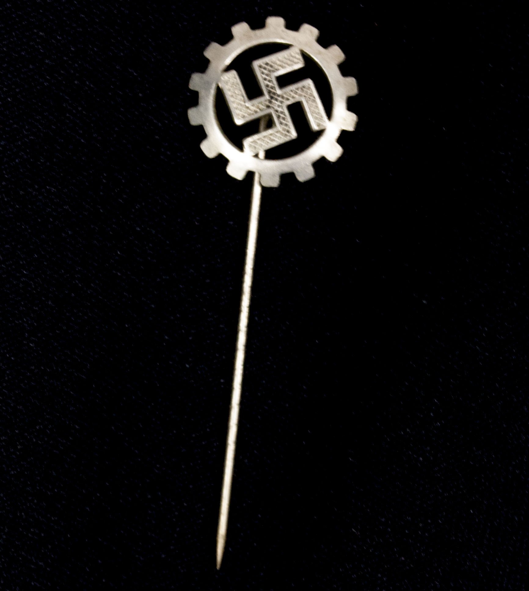 Deutsche Arbeitsfront (DAF) member badge (Stickpin) RZM 83 — image 2