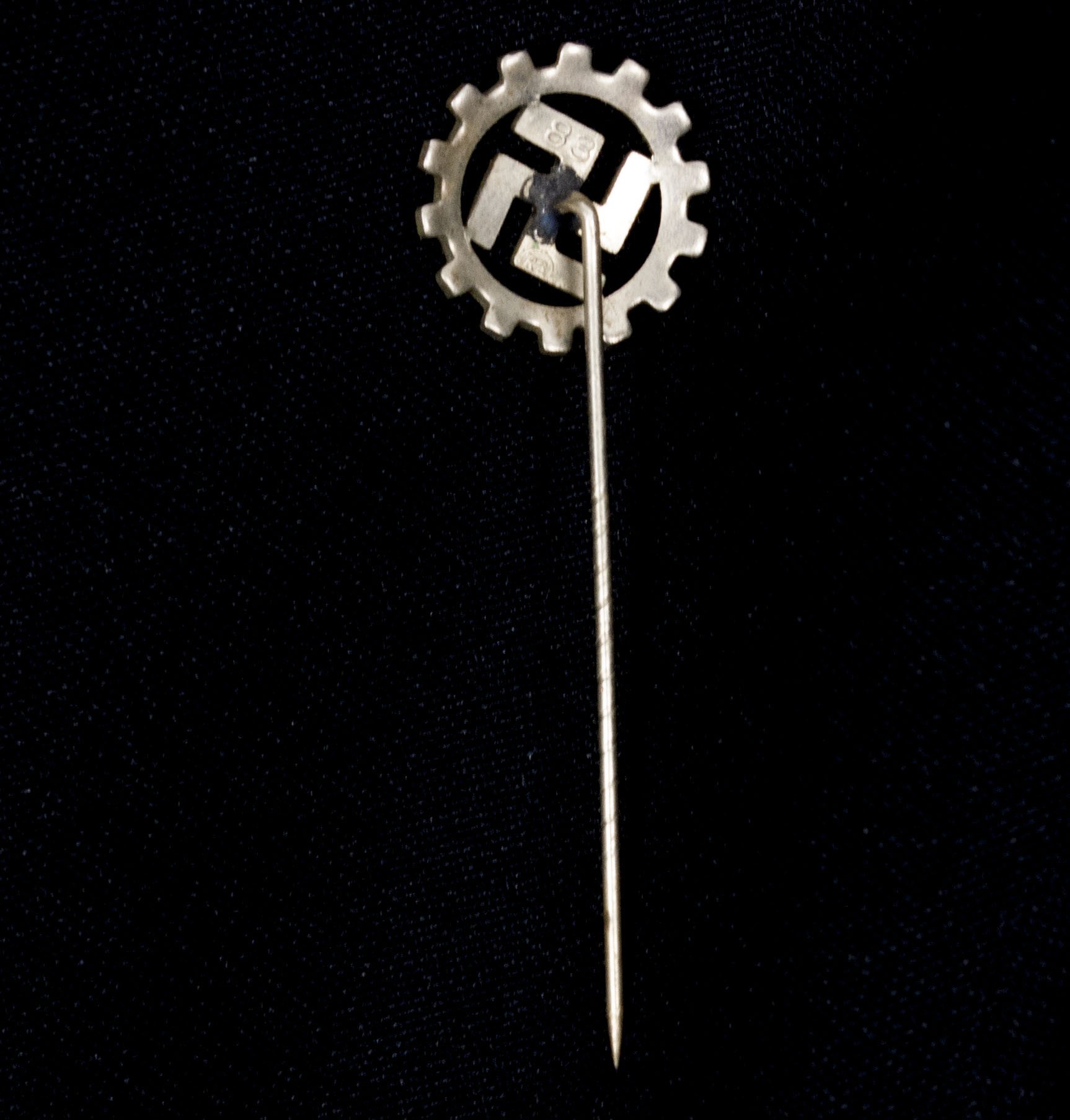 Deutsche Arbeitsfront (DAF) member badge (Stickpin) RZM 83 — image 4