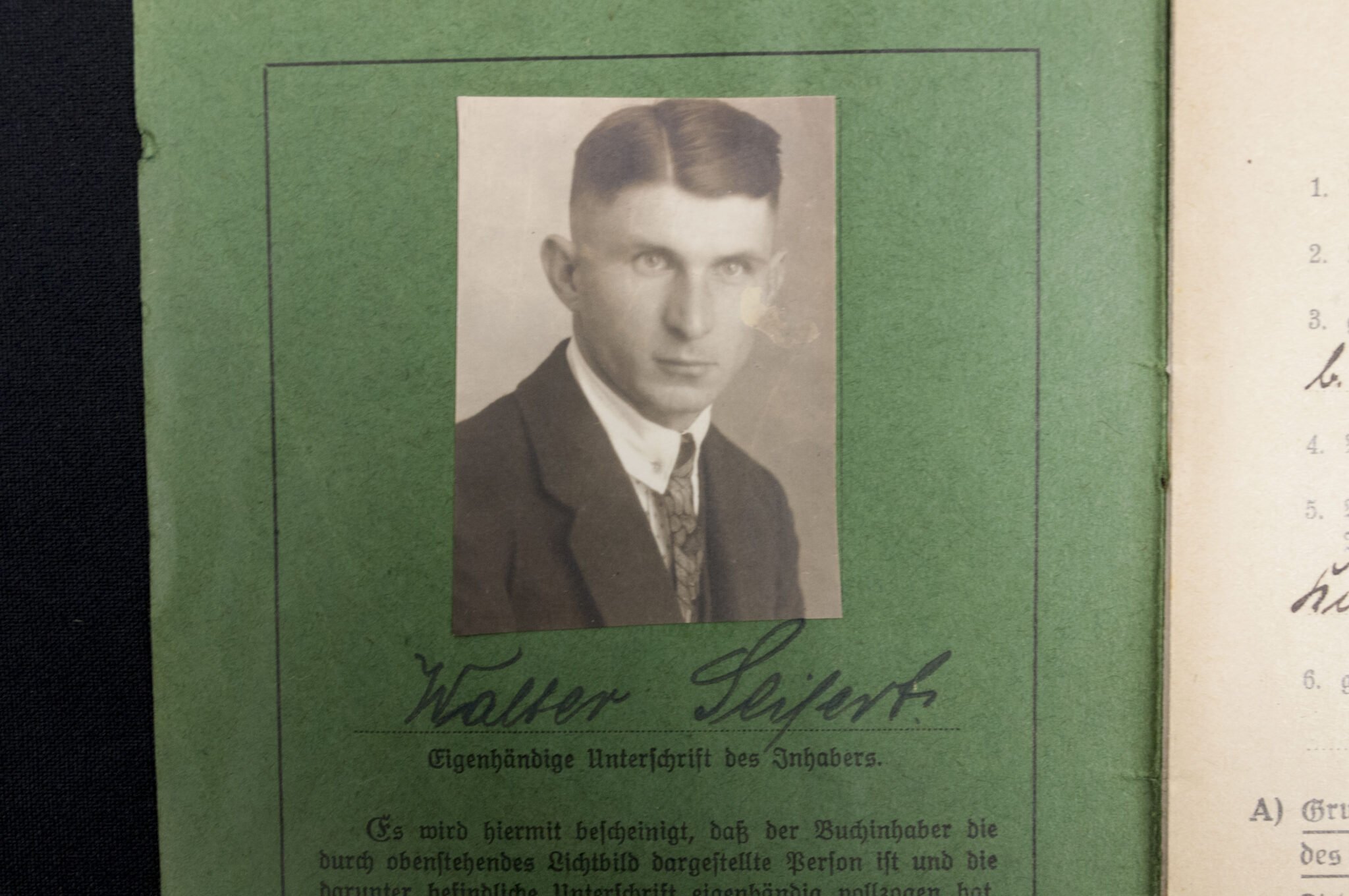 SA group with SA Leistungsbuch + Kameradschaftsbund Deutscher Polizeibeamten Mitgliedsbuch + Citations EK2, FEK, and more — image 12