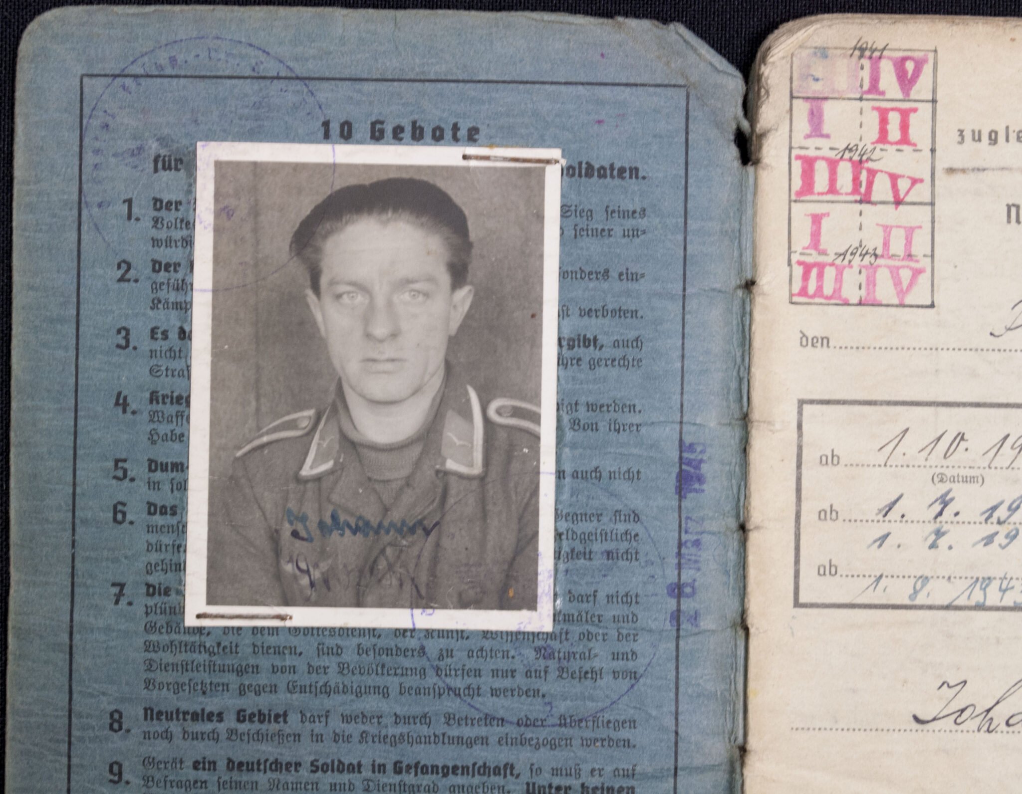 Soldbuch Flieger Fliegerhorstkompanie 13/VI mit Eintragung Ostmedaille , Kraftfahrbewährungsabzeichen in Silber — image 3