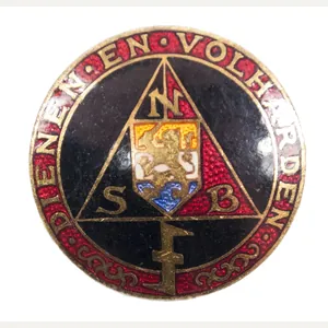 (NSB) Dienen en Volharden female brooch