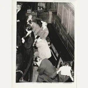 (Pressphoto) Nuremberg Trials – accused former SS men hide faces