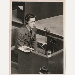 (Pressphoto) Nuremberg Trials – Nuernberg witness answers P.O.W. shooting question