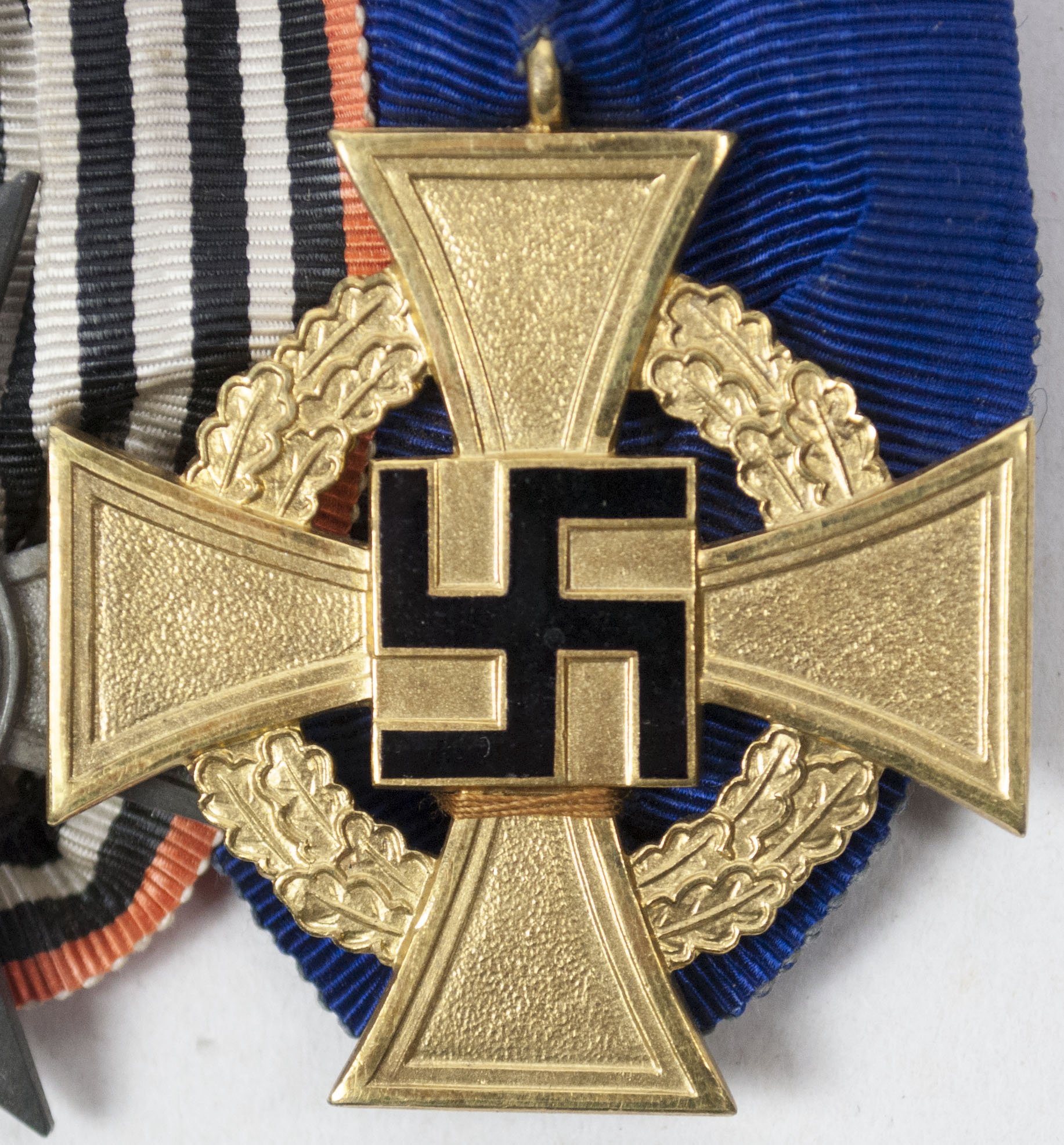 German WWII medalbar with Kriegshilfskreuz + Treue Dienst 40 Jahre (With makerslabel ny Fahnenfabrik Mehn) — image 3