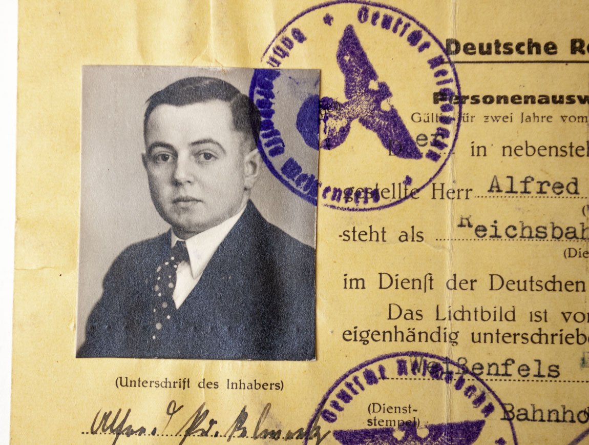 Deutsche Reichsbahn Personenausweis with passphoto (1942) — image 3