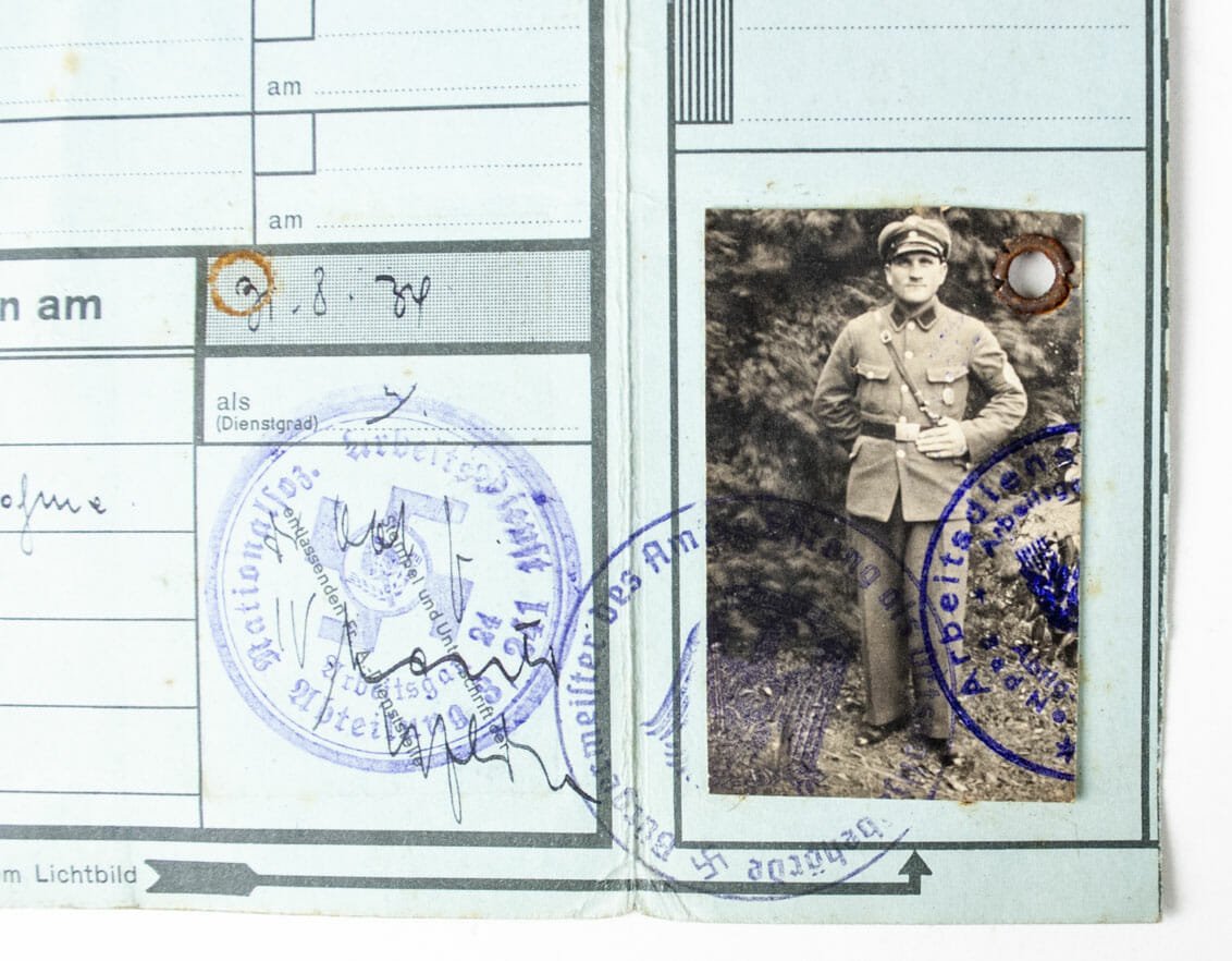 RAD/FAD Freiwilliger Arbeidsdienst group with passphoto and Arbeitsbuch — image 4