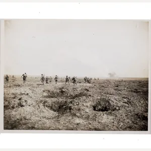 (Pressphoto) WWI 'Infantry spread out going up to the attack …
