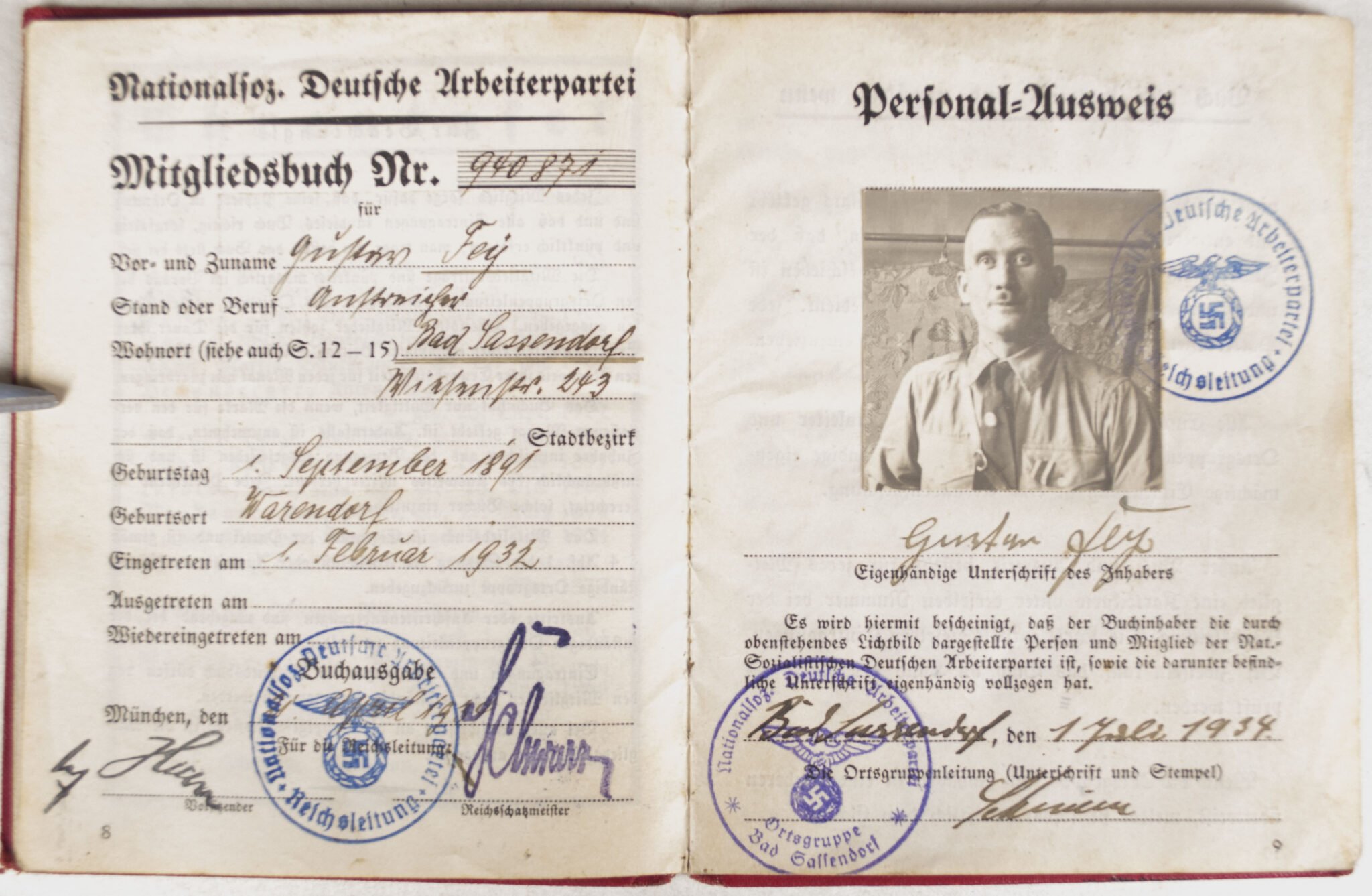 NSDAP Mitgliedsbuch (Memberbooklet) With early style eagle (1934) — image 3