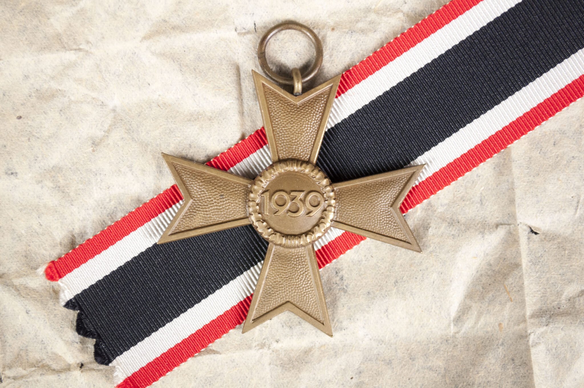 Kriegsverdienstkreuz ohne Schwerter (KVK) / War Merit Cross without Swords + original packing paper — image 2