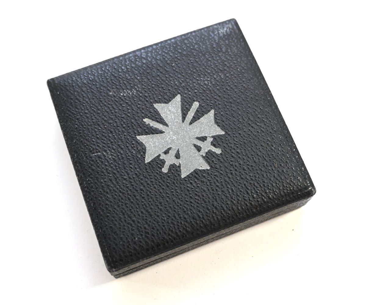 Boxed Kriegsverdienstkreuz 1.Klasse (Deschler) — image 4
