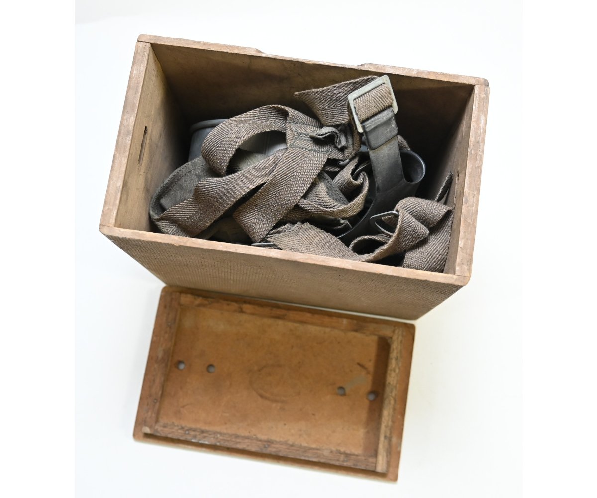 Rare Luftschutz Gasmask in Wooden Box — image 10