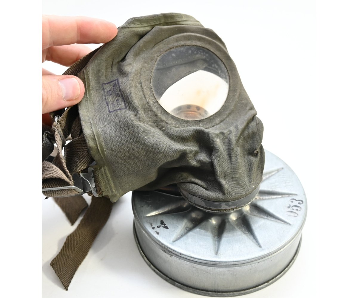 Rare Luftschutz Gasmask in Wooden Box — image 2