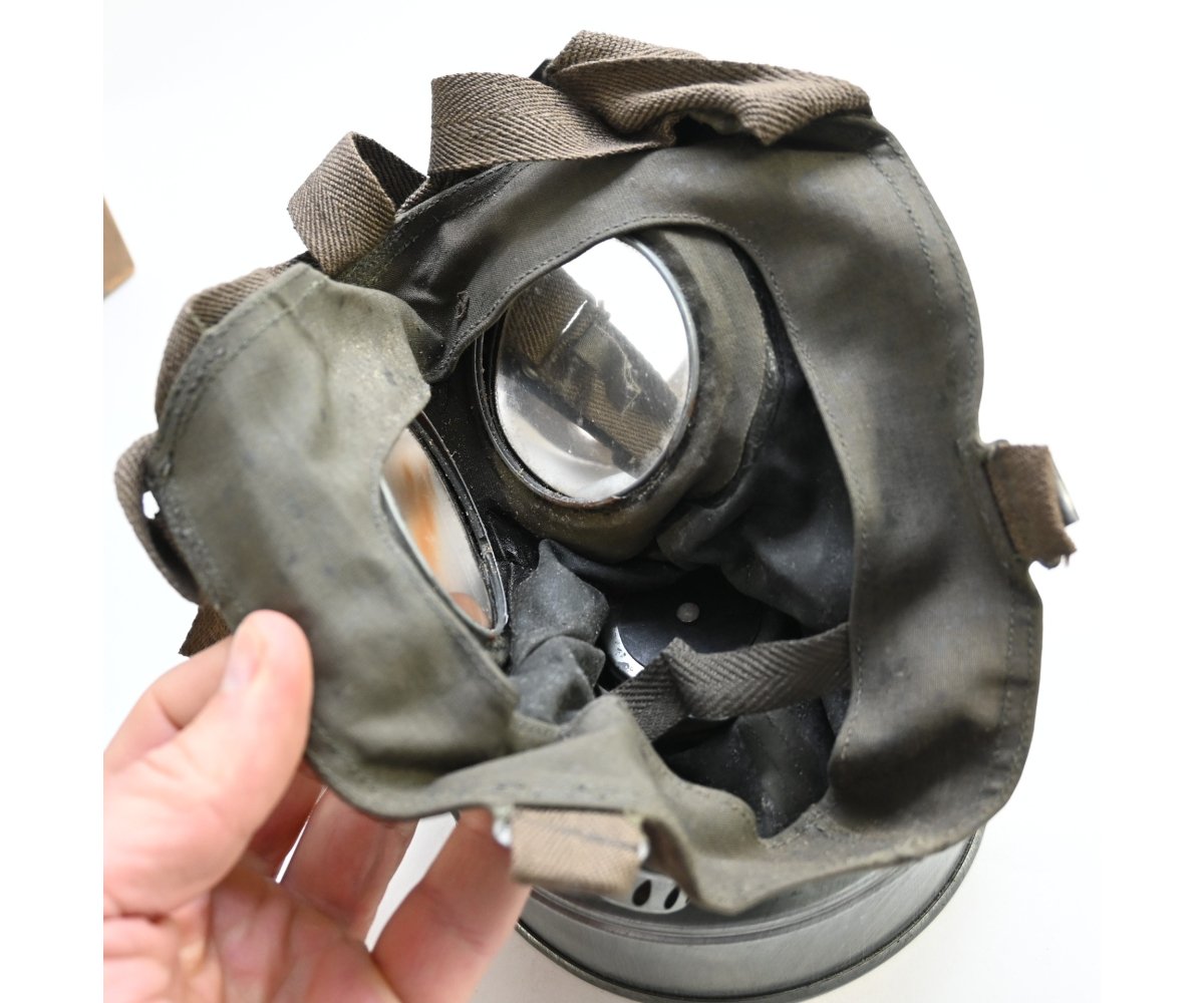 Rare Luftschutz Gasmask in Wooden Box — image 4