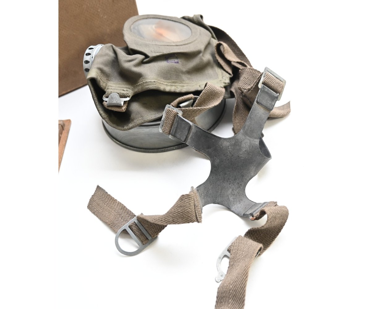 Rare Luftschutz Gasmask in Wooden Box — image 5