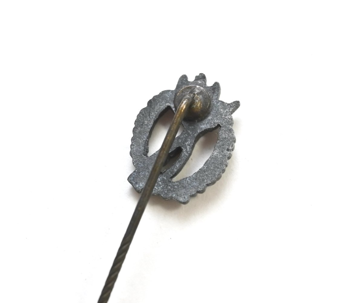 Near Mint Infanterie Sturmabzeichen Stickpin (16mm) — image 3