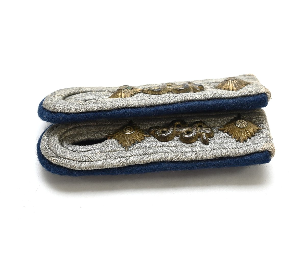 WH Sanitäts Hauptmann Shoulder-Boards — image 2