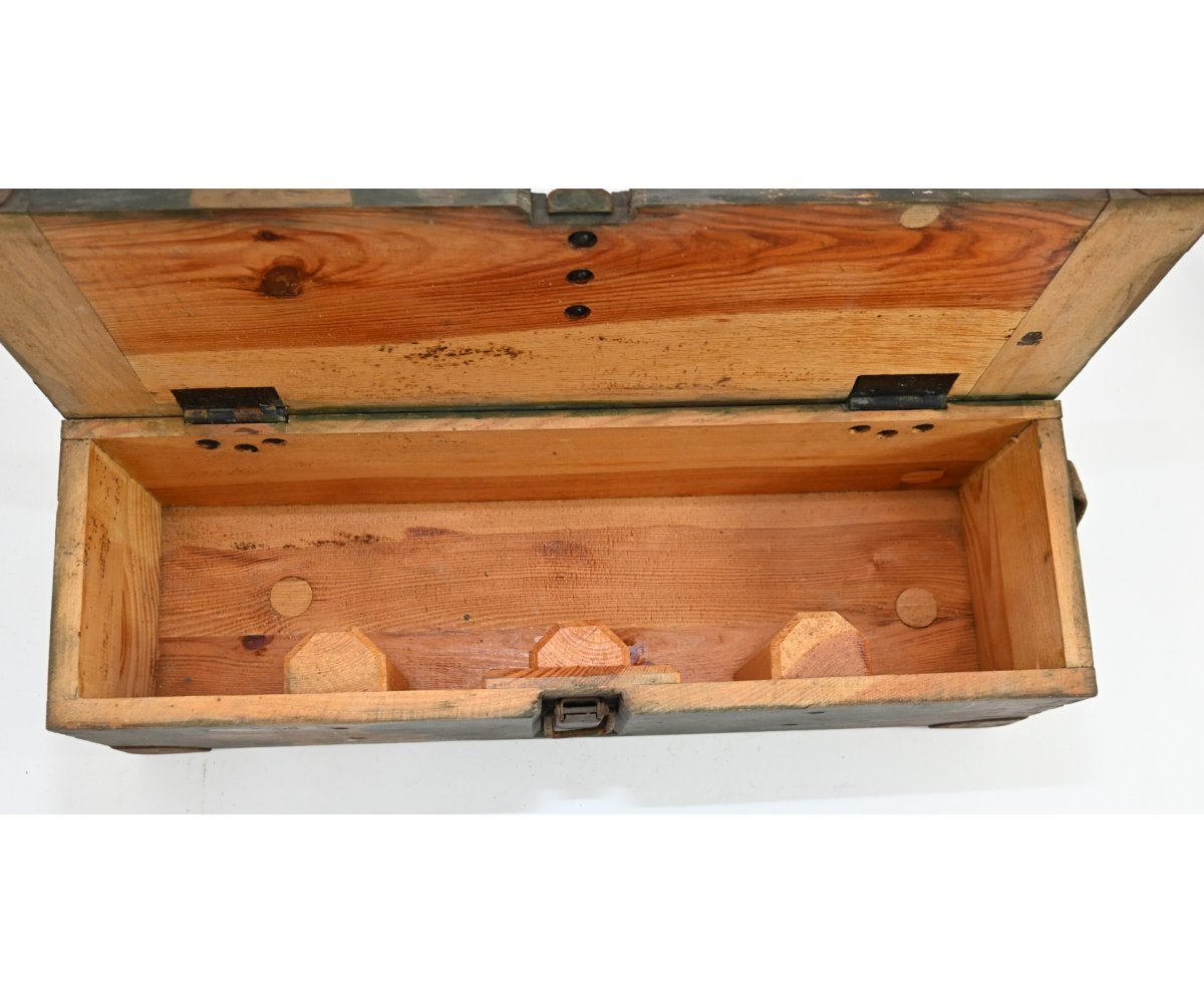 Wooden Camouflaged '6(gr.)Ladg.l.F.H.18' Transport Box — image 12