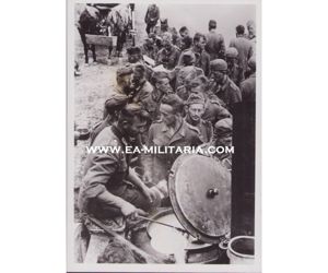 'Endlich gibt es warmes Essen' Press Photo