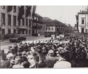 Große Geburtstags- parade vor dem Führer Press Photo