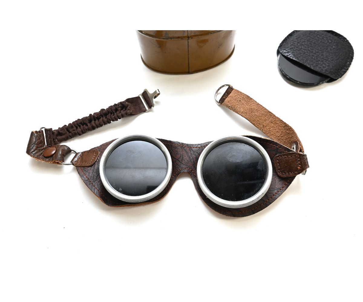 Wehrmacht Leather Staubschutzbrille in Container — image 2