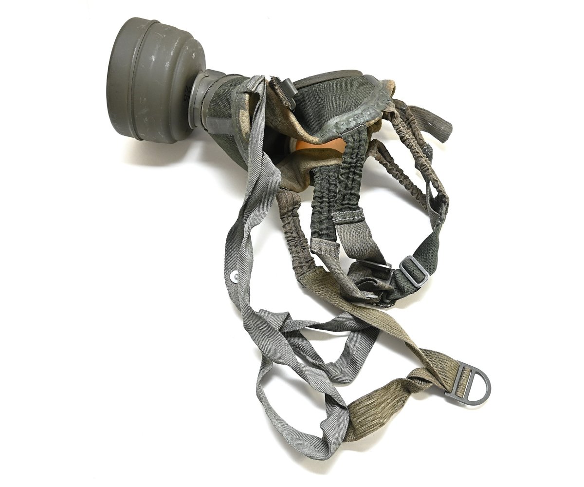 Mint Luftschutz Gasmask 1944 — image 3