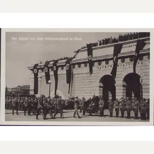 'Der Führer vor dem Heldendenkmal' Postcard