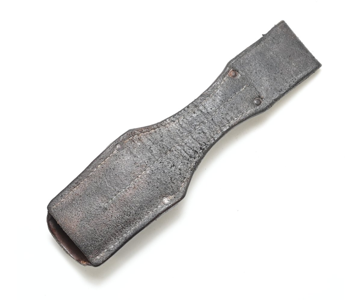 WW1 German 98/05 'Butcher' Bayonet Frog — image 3