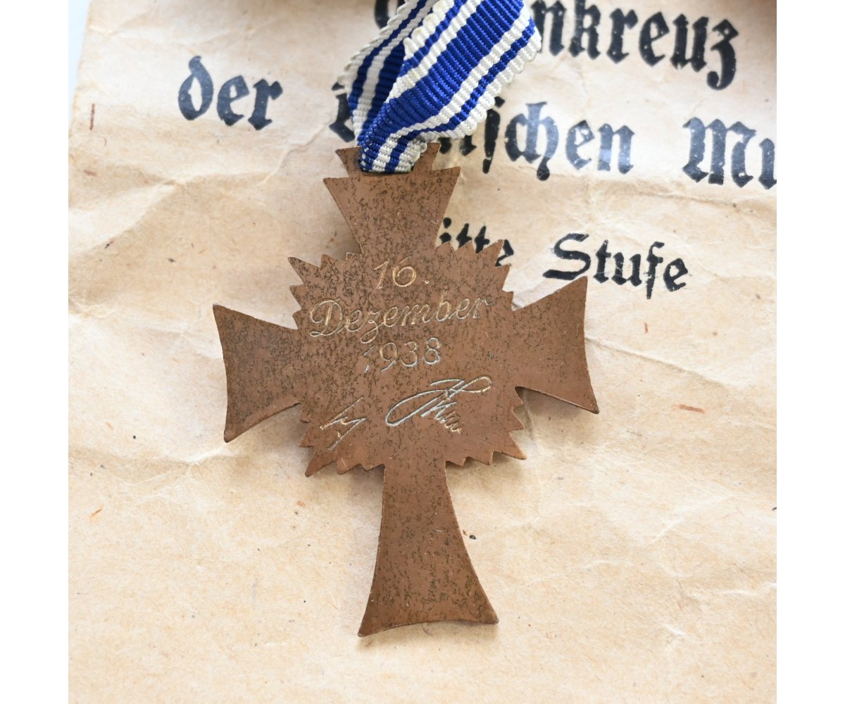 Mutter Kreuz in Bronze with Pouch — image 2