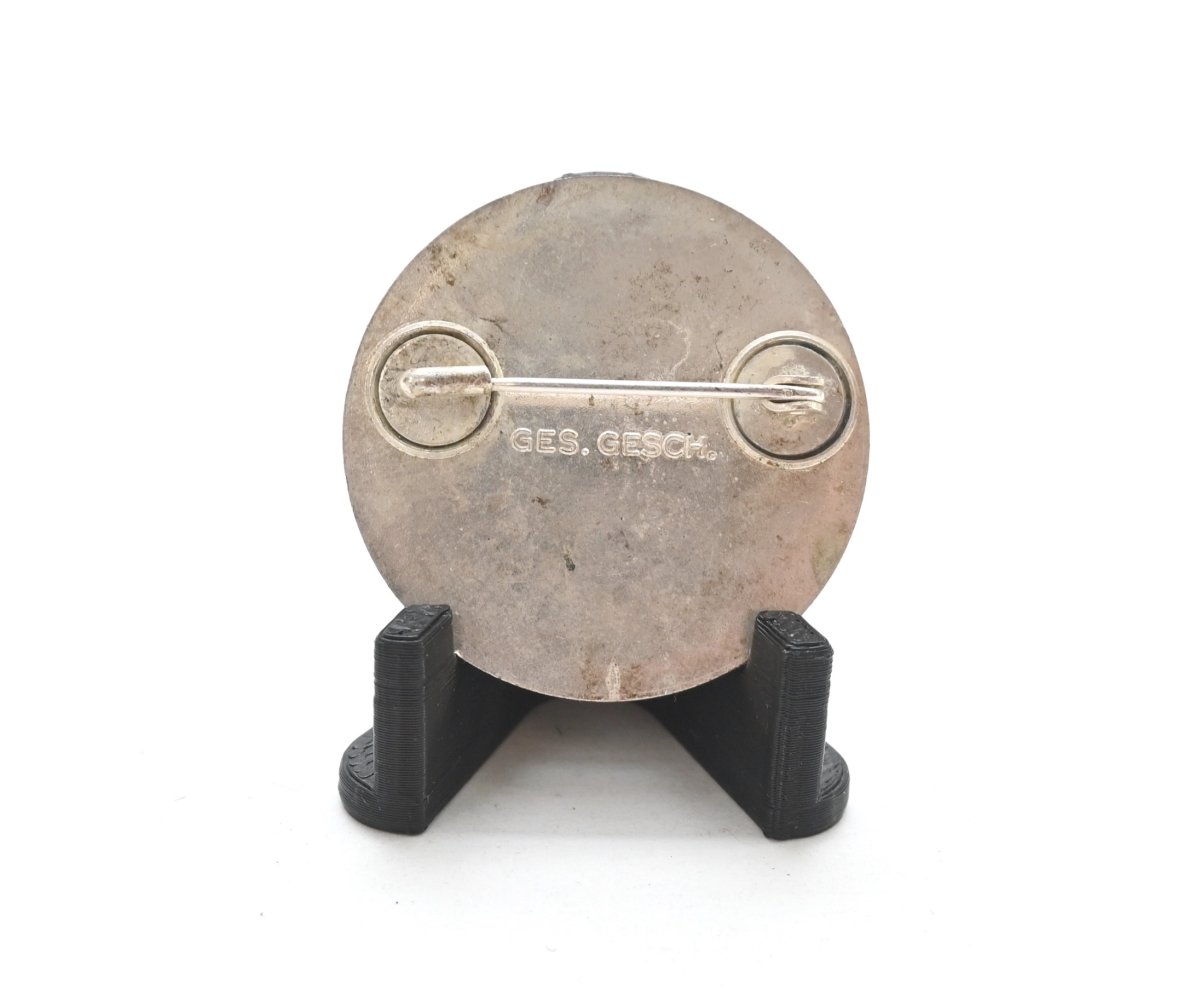 Mint! DRK 'Schwesternhelferin' Brooch — image 2