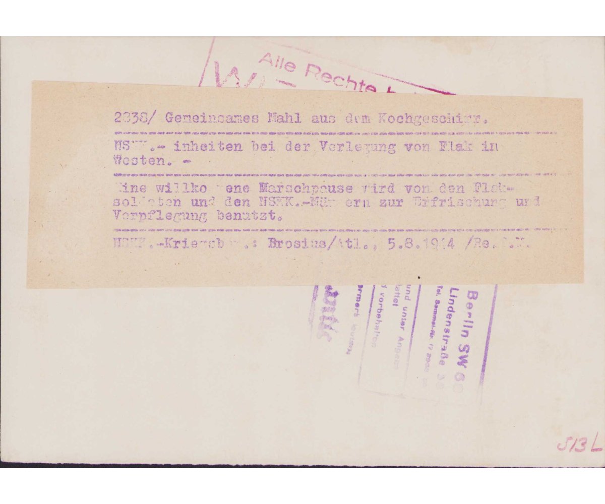 'Gemeinsames Mahl aus dem Kochgeschirr' Press Photo — image 2