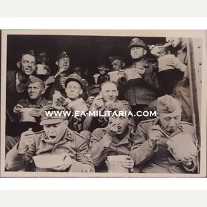 'Gemeinsames Mahl aus dem Kochgeschirr' Press Photo