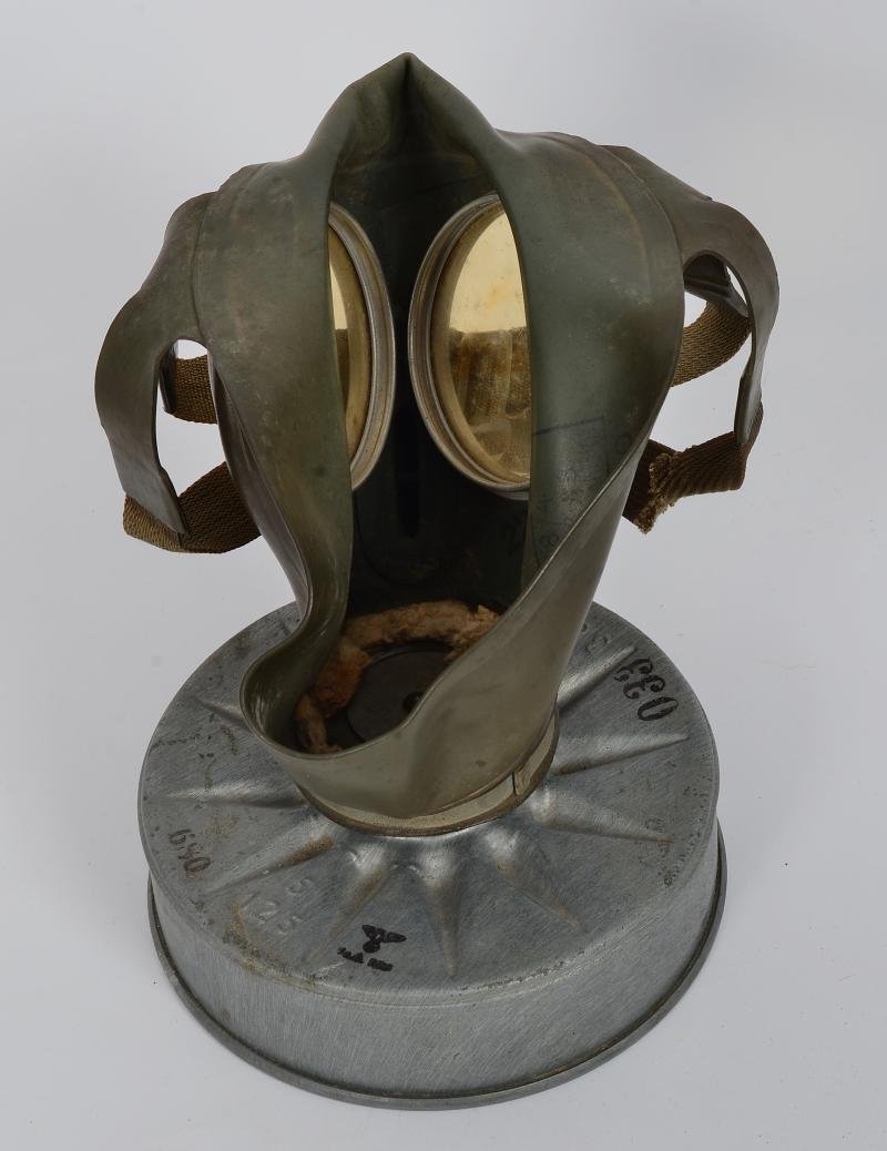WW2 German Luftschutz Gas Mask 1938 — image 4