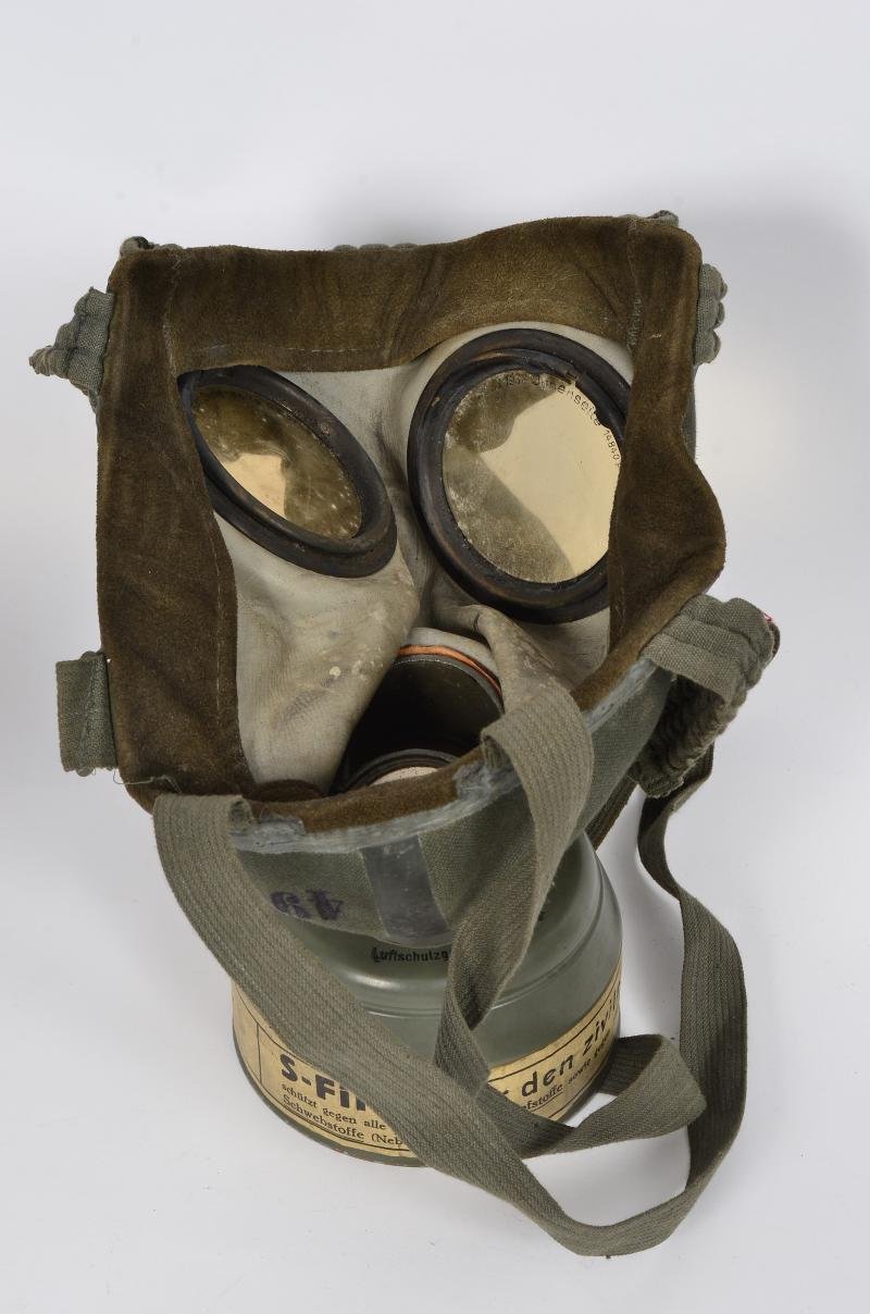 WW2 German Luftschutz Heavy Duty Gas Mask 1938 — image 6